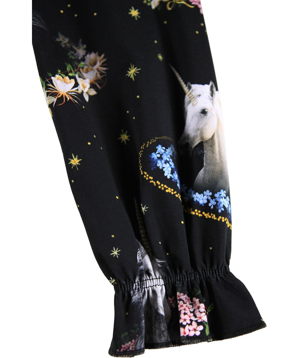 Camie - Magical Galaxies - Schwarzes Jerseykleid für Kinder aus Öko-Baumwolle mit einem Aufdruck von Einhörnern und Blumen.