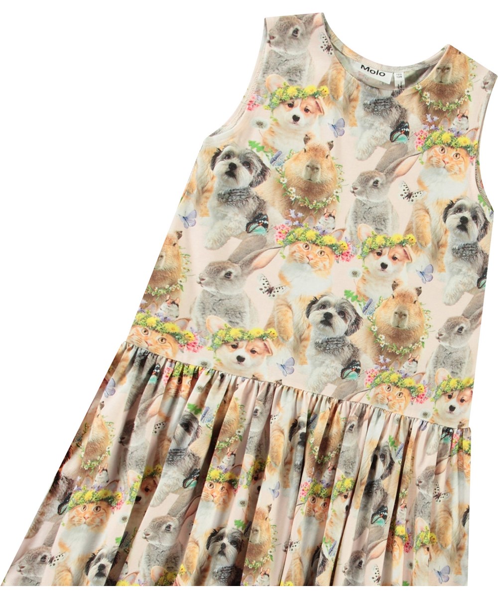 Candece - Festival Friends - Rosa Kleid für Kinder aus weichem Öko-Baumwoll-Jersey mit einem Rundhalsausschnitt und einer Taillennaht.