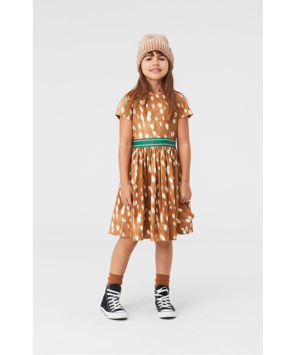 Candy - Fawn AOP - Öko braunes Kleid mit weißen Flecken