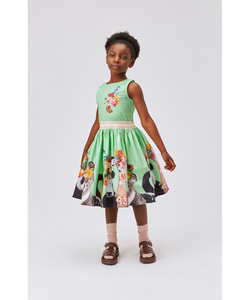 Carli - Fruitilicious - Grünes, ärmelloses Öko-Kleid mit tropischem Tiere-Print