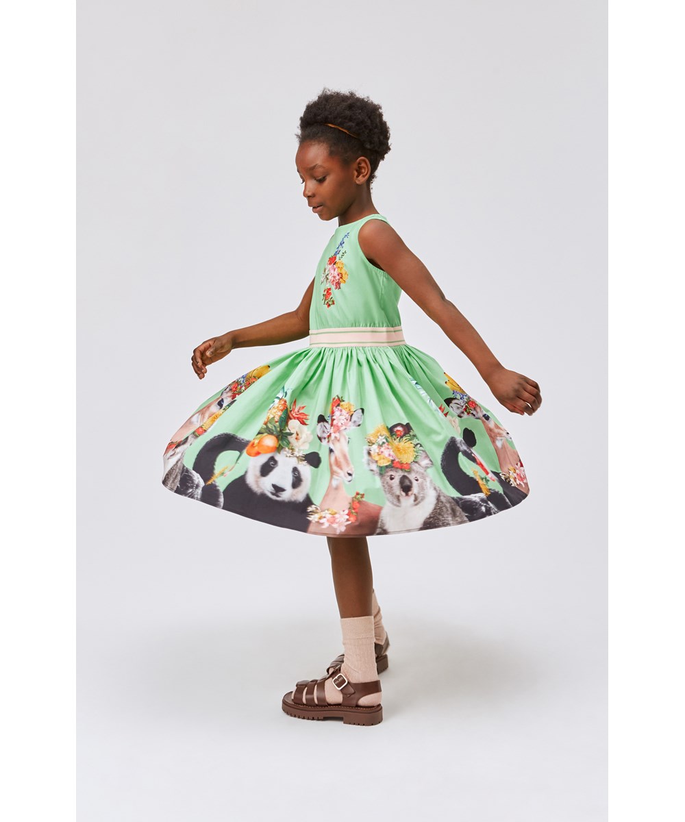 Carli - Fruitilicious - Grünes, ärmelloses Öko-Kleid mit tropischem Tiere-Print