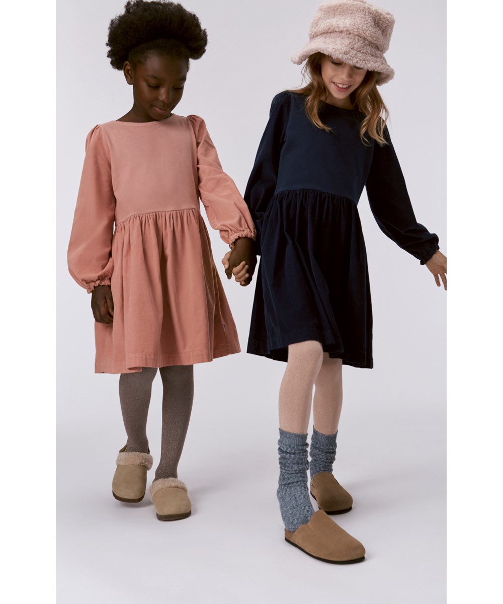 Caro - Muted Rose - Rosa knielanges Öko-Kleid mit Ärmeln und Rock aus geripptem Samt