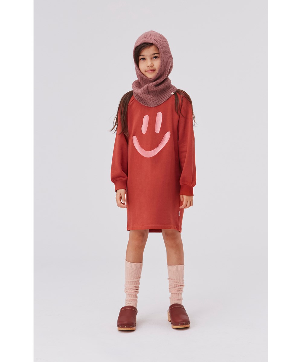 Carola - Red Ochre - Rotes Öko-Sweatshirtkleid mit Smiley-Print