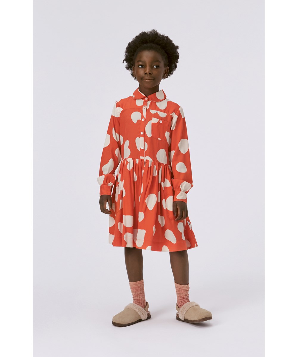 Carolyn - Amanita - Rotes, knielanges Hemdblusenkleid mit Allover-Fliegenpilz-Print