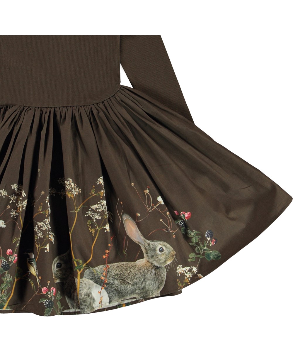 Casie - Brown Meadow - Dunkelbraunes Öko-Kleid mit Tier- und Beerenprint