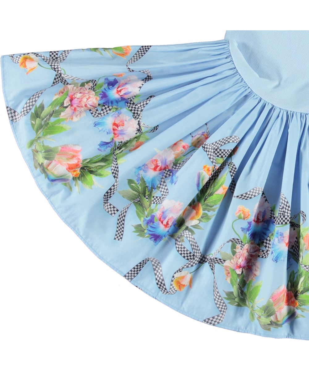 Casie - Celebration - Langärmeliges hellblaues Kleid für Kinder aus Öko-Baumwolle mit einem eng anliegenden gerippten Jersey-Oberteil und einem Popeline-Rock.