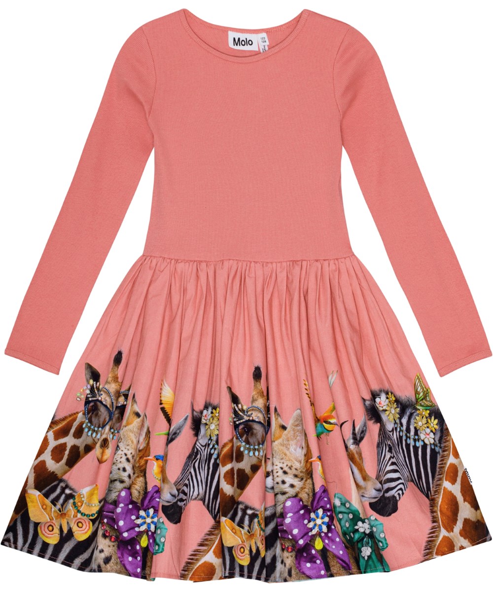 Casie - Dressed Up - Korallenfarbenes Kleid mit geripptem Oberteil und bedrucktem Tierrock.