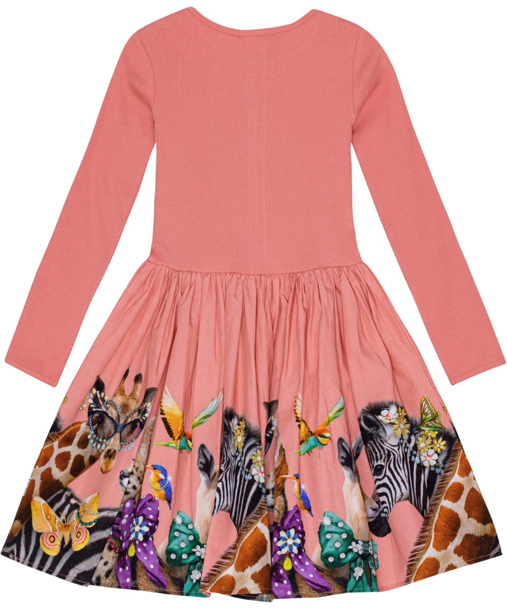 Casie - Dressed Up - Korallenfarbenes Kleid mit geripptem Oberteil und bedrucktem Tierrock.