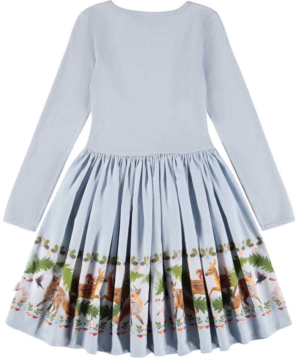 Casie - Forest Border - Langärmeliges hellblaues Kleid für Kinder aus Öko-Baumwolle mit einem Popelinrock und einem Druck von Tieren im Wald.