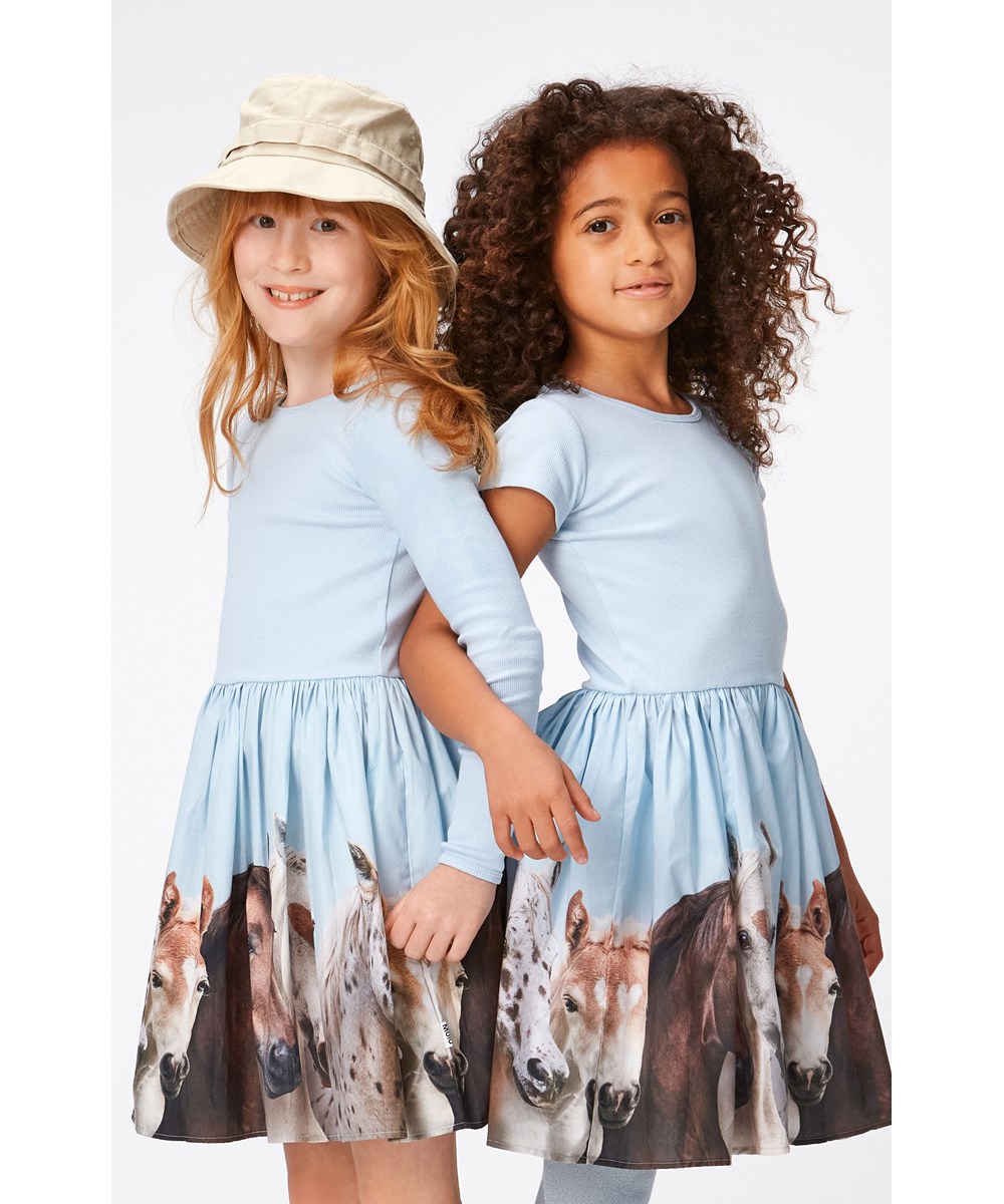 Casie - Group Of Hearts - Hellblaues Kleid aus Öko-Baumwolle mit Pferdeprint.