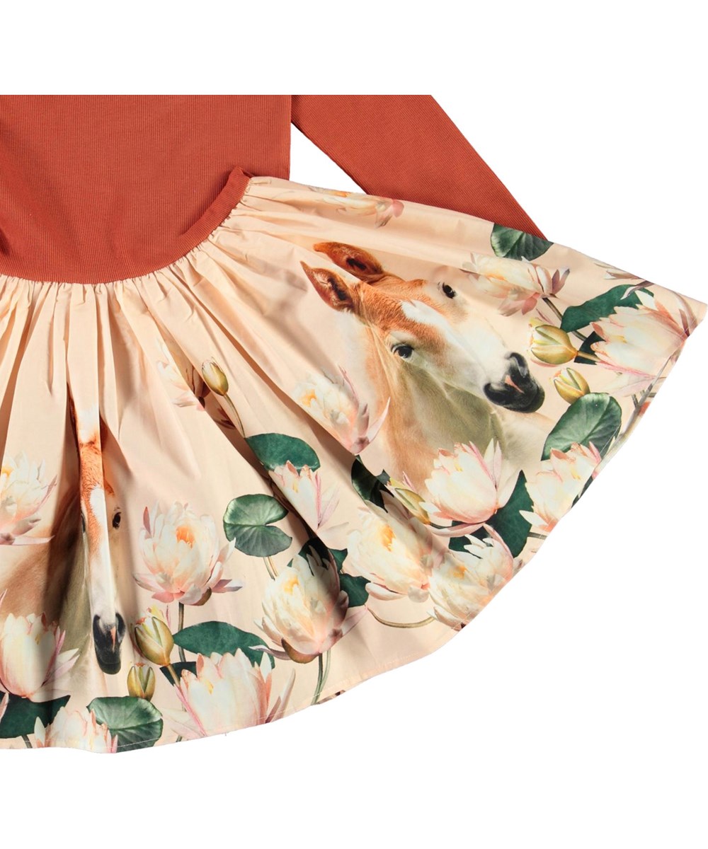 Casie - Little Foal - Öko rotes Kleid mit Fohlen und Seerosen