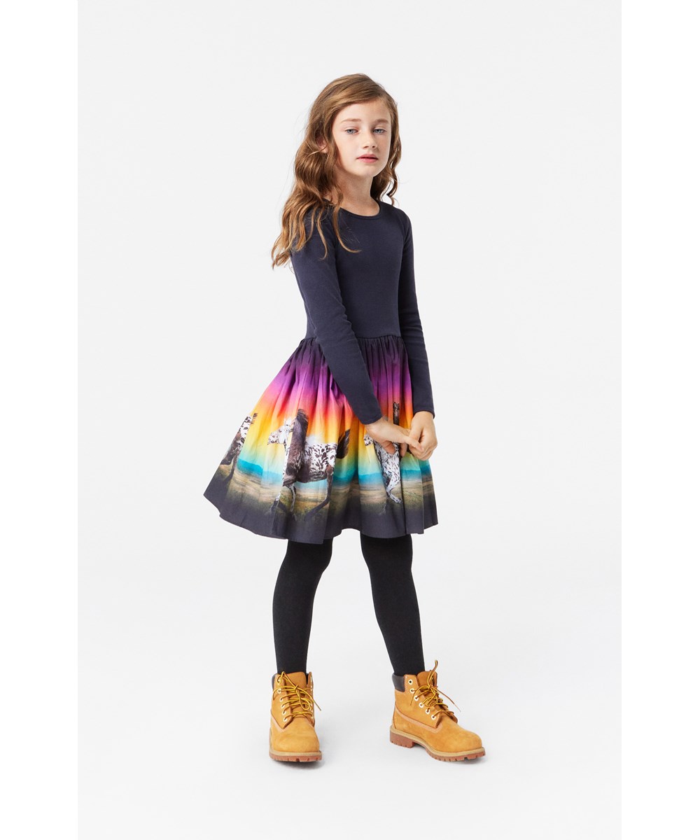 Casie - Magic Sunset - Schwarzes Öko-Baumwollkleid mit einem voluminösen Rock mit Pferdedruck.