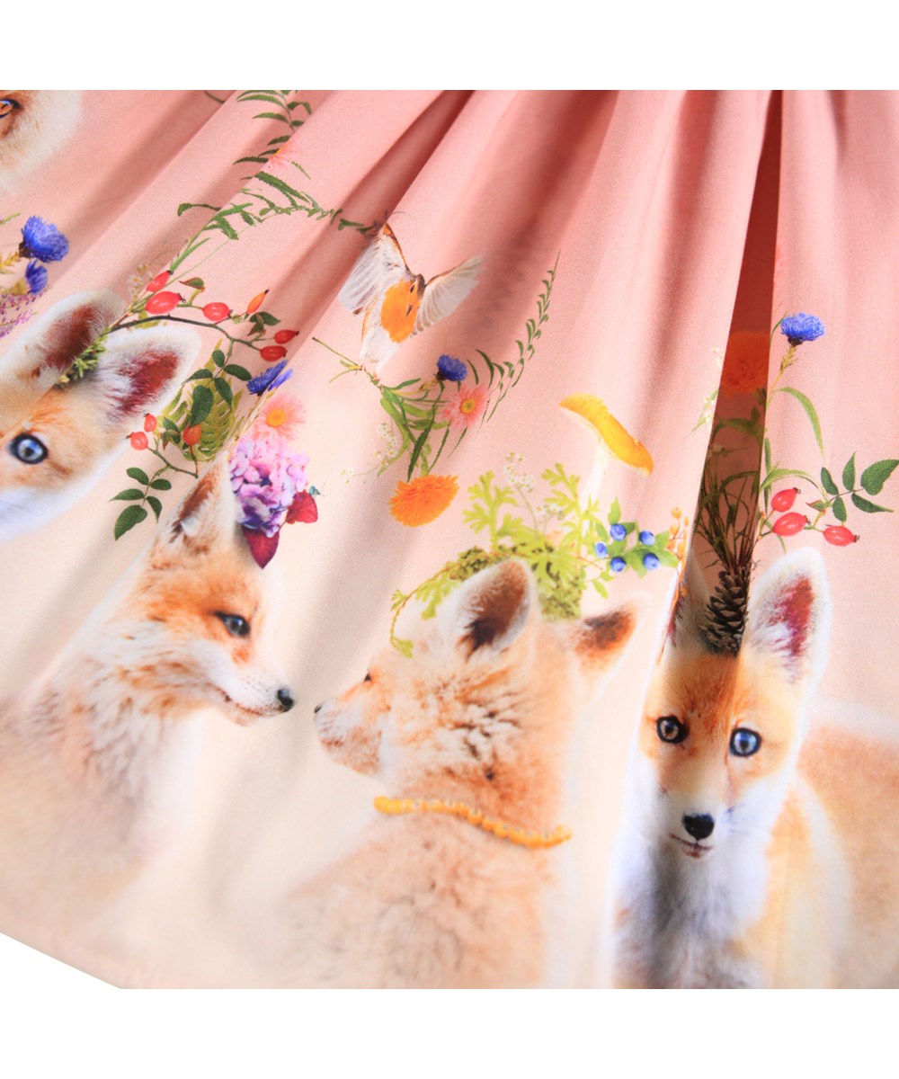 Casie - Nature Glam - Langärmeliges rosa Kleid für Kinder aus Öko-Baumwolle mit einem Popelinrock und einem Aufdruck von verzierten Tieren.