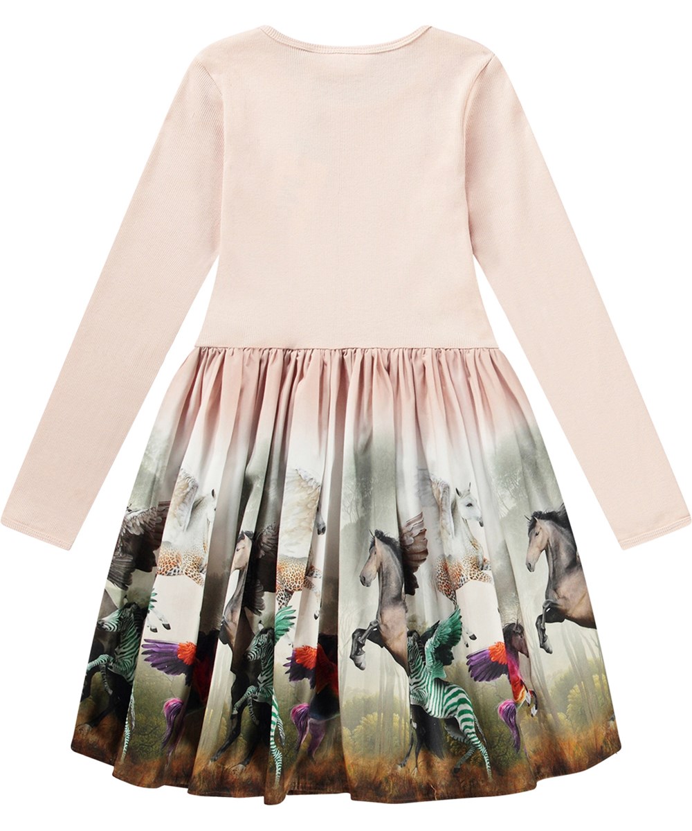 Casie - Surreal Beings - Pulverfarbenes Öko-Baumwollkleid mit geripptem Oberteil und Tiermuster.