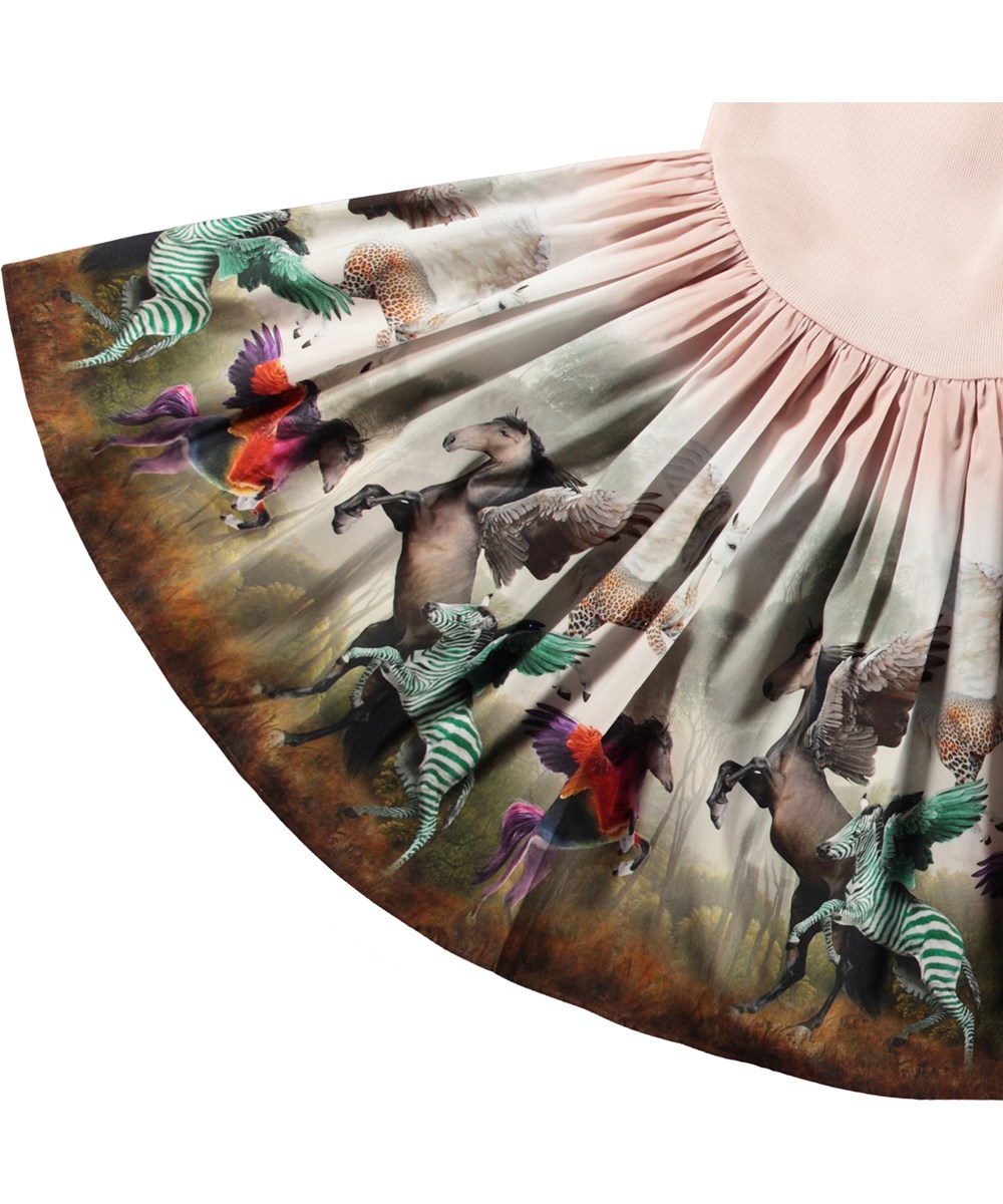 Casie - Surreal Beings - Pulverfarbenes Öko-Baumwollkleid mit geripptem Oberteil und Tiermuster.