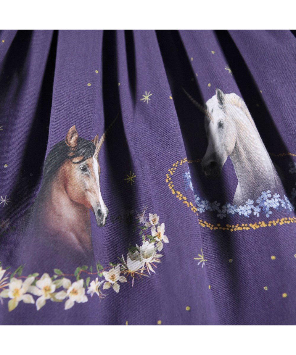 Casie Warm - Unicorn Cosmos - Langärmeliges lila Kleid für Kinder aus Öko-Baumwolle mit einem Rock aus gebürsteter Baumwollflanell.