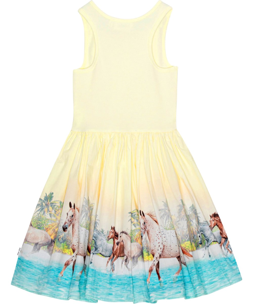 Cassandra - Beach Horses - Gelbes Kleid aus Öko-Baumwolle mit einem Aufdruck von Bounty Beach und Pferden.