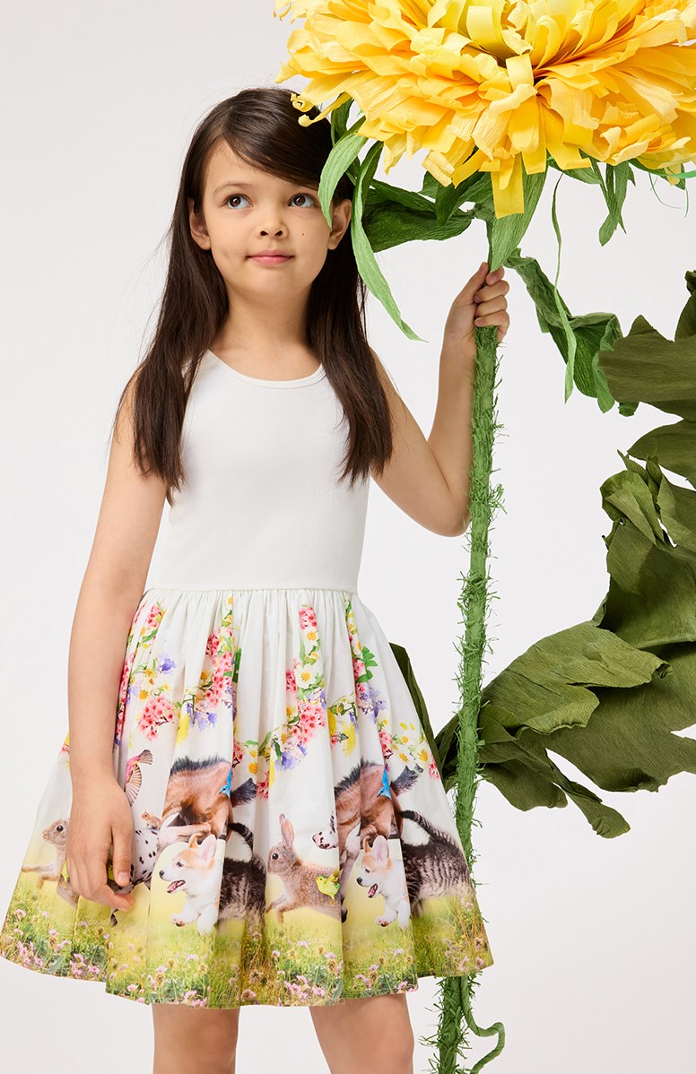 Cassandra - Joy Run - Cremefarbenes Kleid für Kinder aus Öko-Baumwolle mit einem eng anliegenden gerippten Jersey-Oberteil und einem Popeline-Rock.