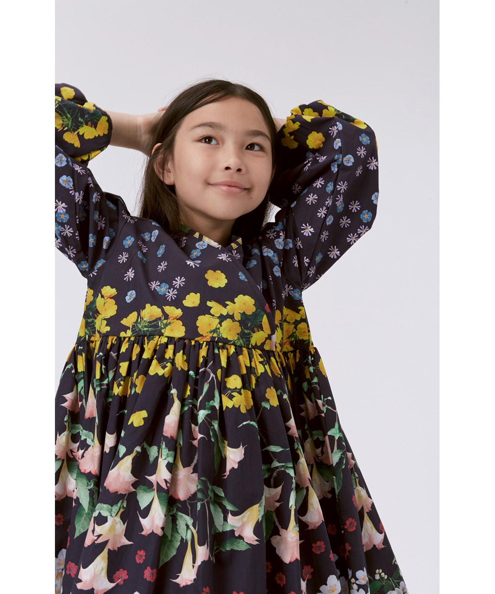 Cassida - Flower Rain - Blaues, knielanges Öko-Kleid mit Volumen und Blumendruck