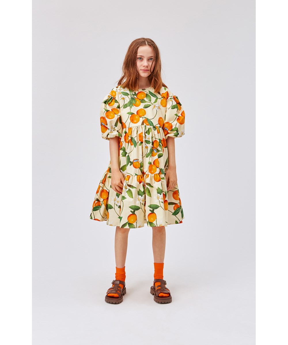 Casta - Mandarins - Hellgelbes Öko-Kleid mit orangefarbenem Mandarin-Print