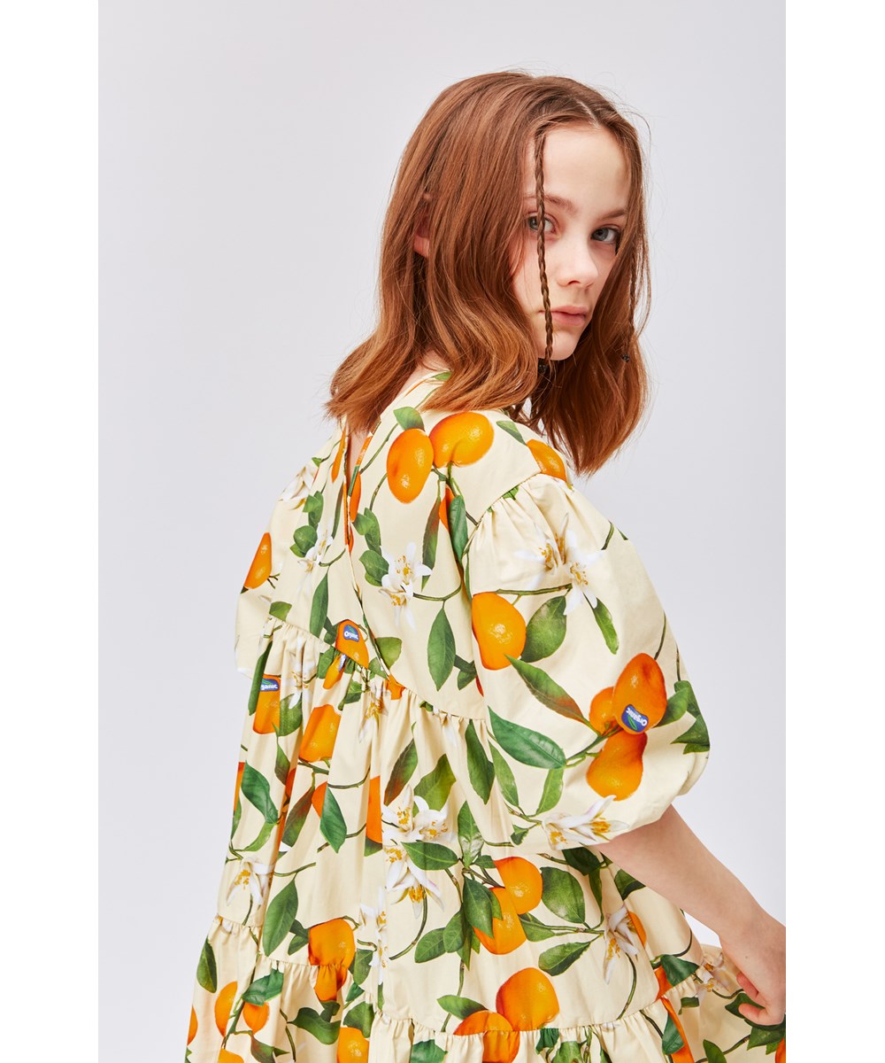 Casta - Mandarins - Hellgelbes Öko-Kleid mit orangefarbenem Mandarin-Print