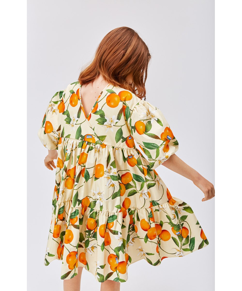 Casta - Mandarins - Hellgelbes Öko-Kleid mit orangefarbenem Mandarin-Print