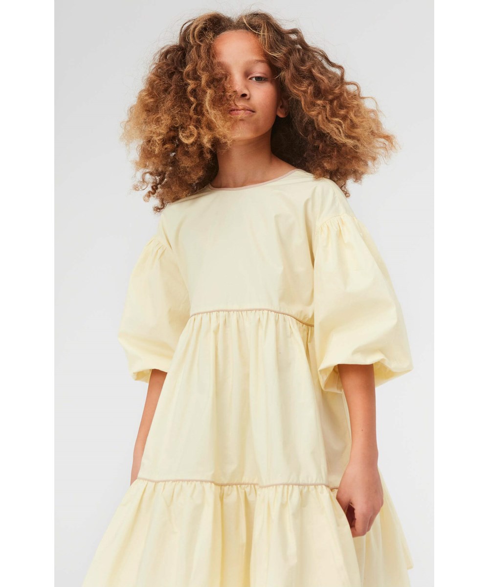 Casta - Marzipan - Öko hellgelbes großes Kleid mit Hocker