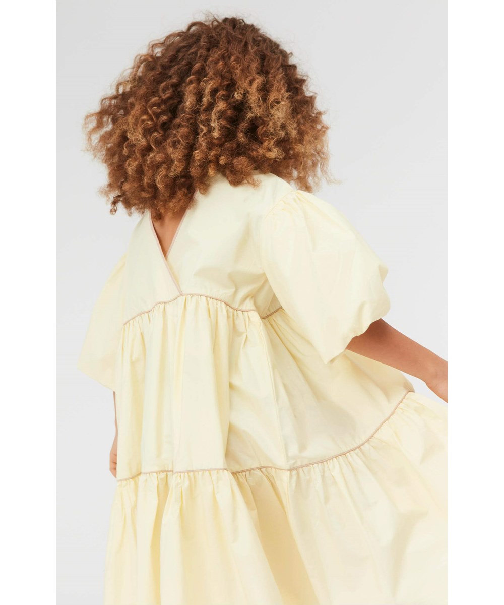 Casta - Marzipan - Öko hellgelbes großes Kleid mit Hocker