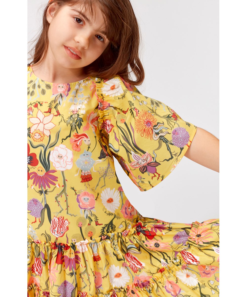 Cat - Dancing Flowers - Gelbes Öko-Blumenkleid mit Puffärmeln