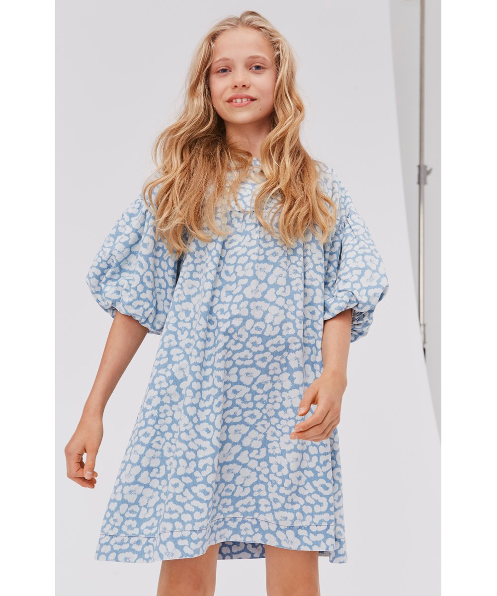 Catherine - Bleached Jaguar - Öko-Kleid mit blauem Leopardenmuster