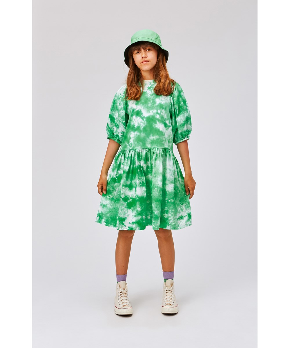 Cece - Fresh Tie Dye - Grün-weißes Batikkleid aus Öko-Baumwolle mit Puffärmeln