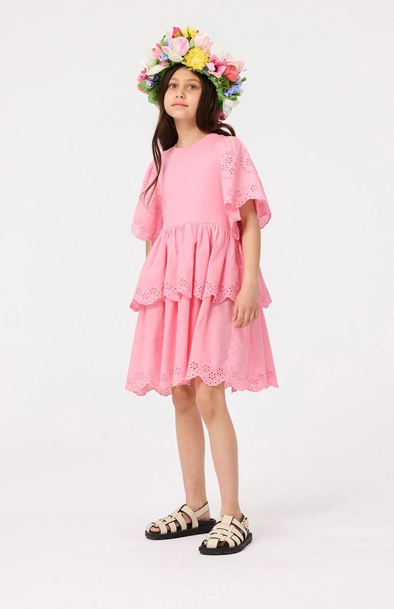 Ceelia - Pink Lemonade - Rosa knielanges Kleid für Kinder aus Öko-Baumwolle mit Rundhalsausschnitt und geripptem Saum.