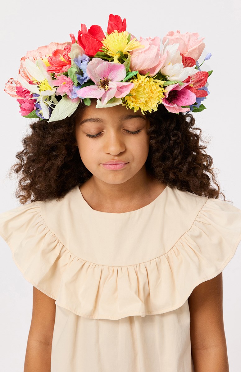 Celia - Brazilian Sand - Knielanges beiges A-Linien-Kleid mit Rüschen-Detail an den Schultern und Knopfverschluss am Nacken.