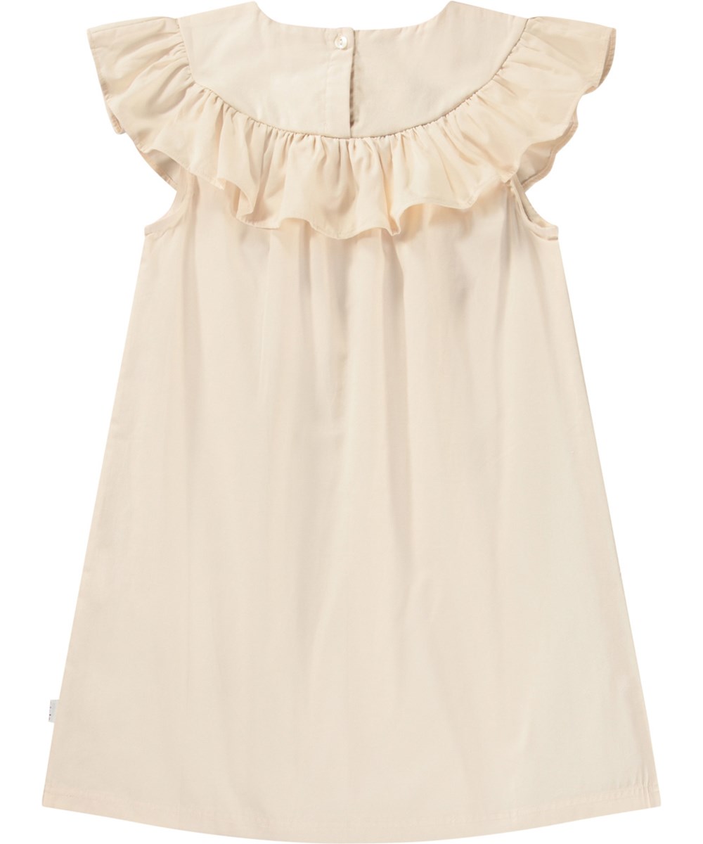 Celia - Brazilian Sand - Knielanges beiges A-Linien-Kleid mit Rüschen-Detail an den Schultern und Knopfverschluss am Nacken.