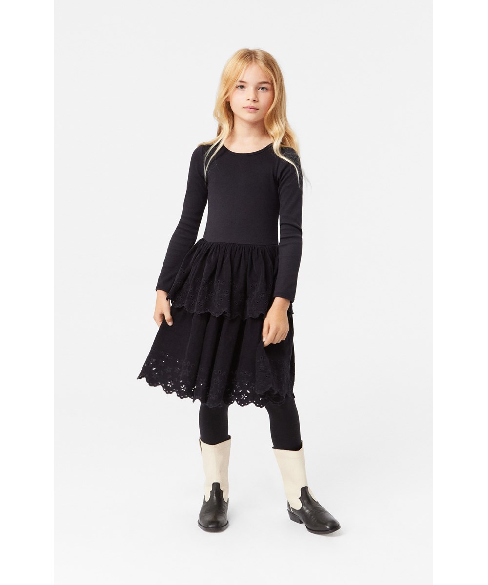 Cerena - Black - Schwarzes Öko-Baumwollkleid mit einem Minirock aus Samt mit Spitzenmuster.