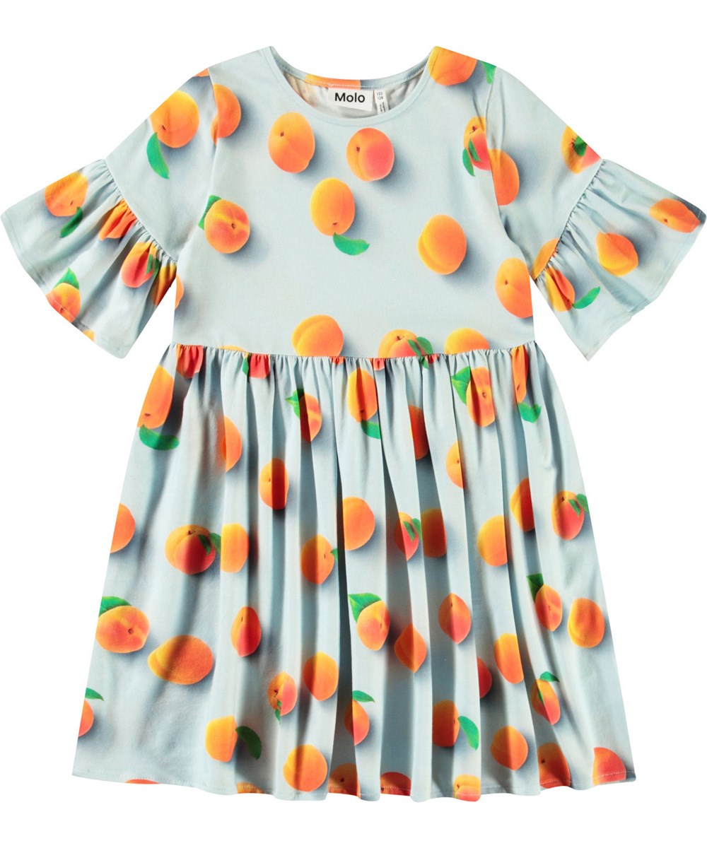 Chasity - Fresh Apricots - Hellblaues knielanges Kleid für Kinder aus weichem Öko-Baumwolljersey mit einem Rundhalsausschnitt und langen T-Shirt-Ärmeln mit Rüschen.