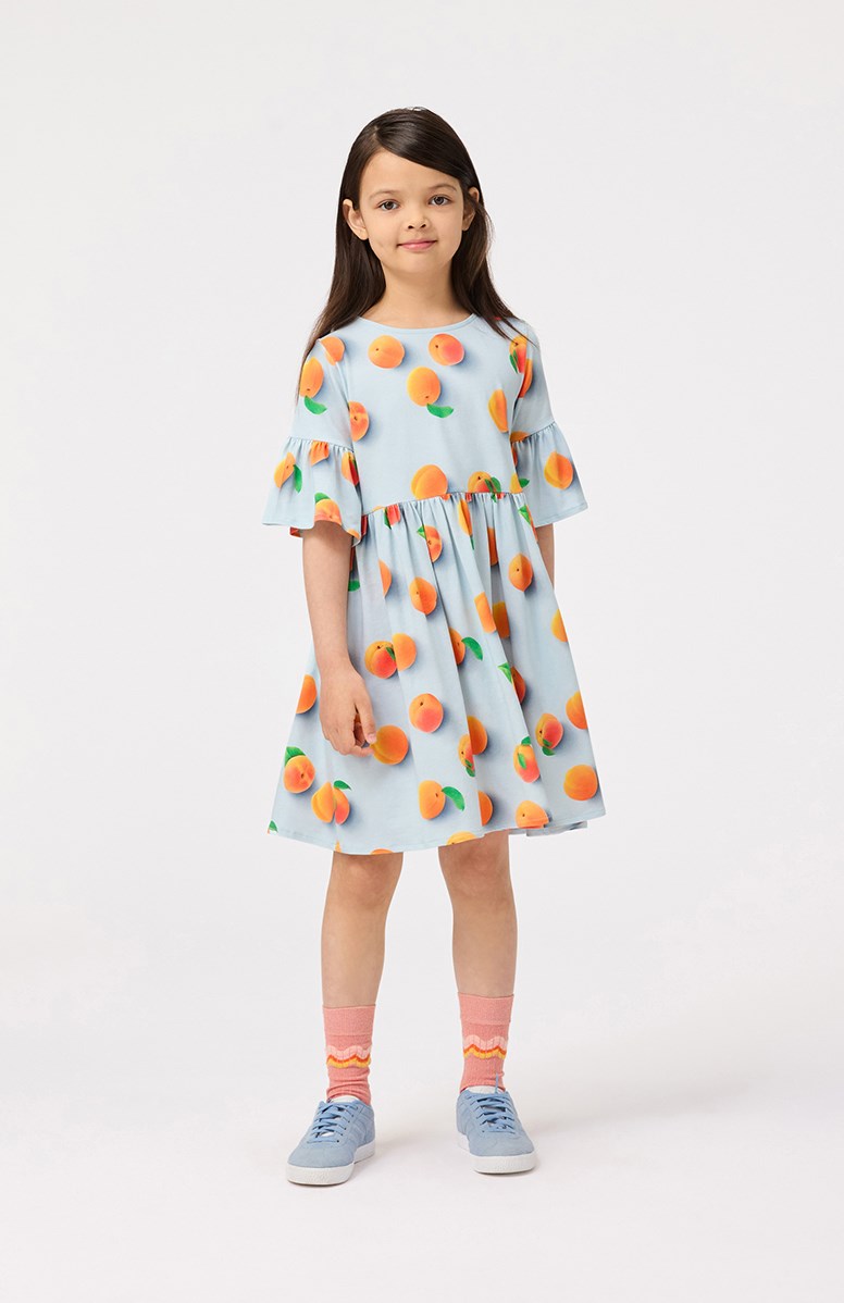 Chasity - Fresh Apricots - Hellblaues knielanges Kleid für Kinder aus weichem Öko-Baumwolljersey mit einem Rundhalsausschnitt und langen T-Shirt-Ärmeln mit Rüschen.