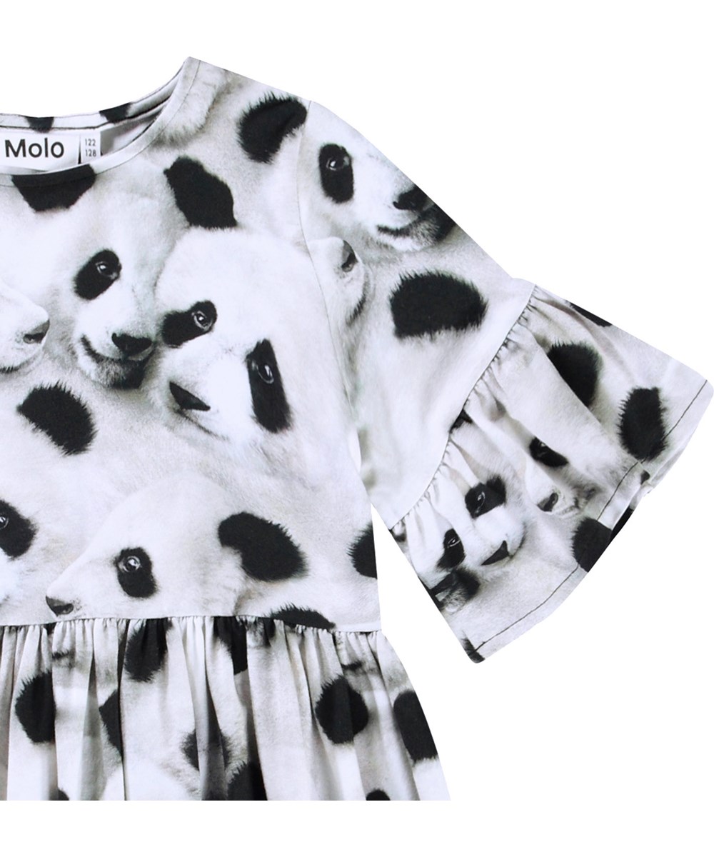 Chasity - Giant Panda - Knielanges Kleid für Kinder aus weichem Öko-Baumwolljersey mit einem Rundhalsausschnitt und langen T-Shirt-Ärmeln mit Rüschen.