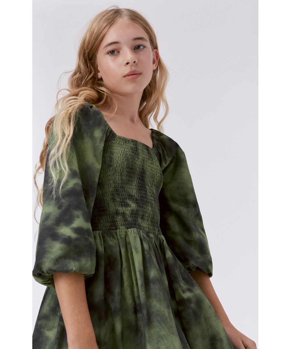 Cherisa - Moss Tie Dye - Grünes Midikleid mit Smok und Batik-Allover-Print