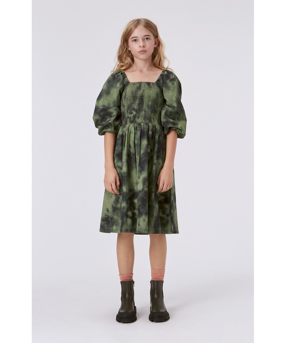 Cherisa - Moss Tie Dye - Grünes Midikleid mit Smok und Batik-Allover-Print