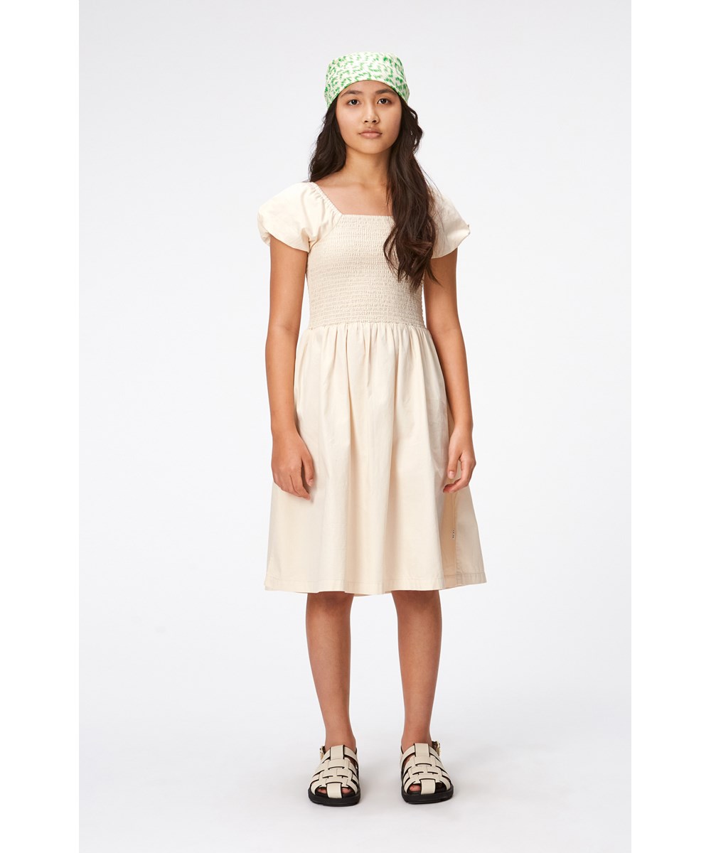 Cherisla - Chambrey Sand - Sandfarbenes Kleid aus Öko-Baumwolle mit Smok-Effekt