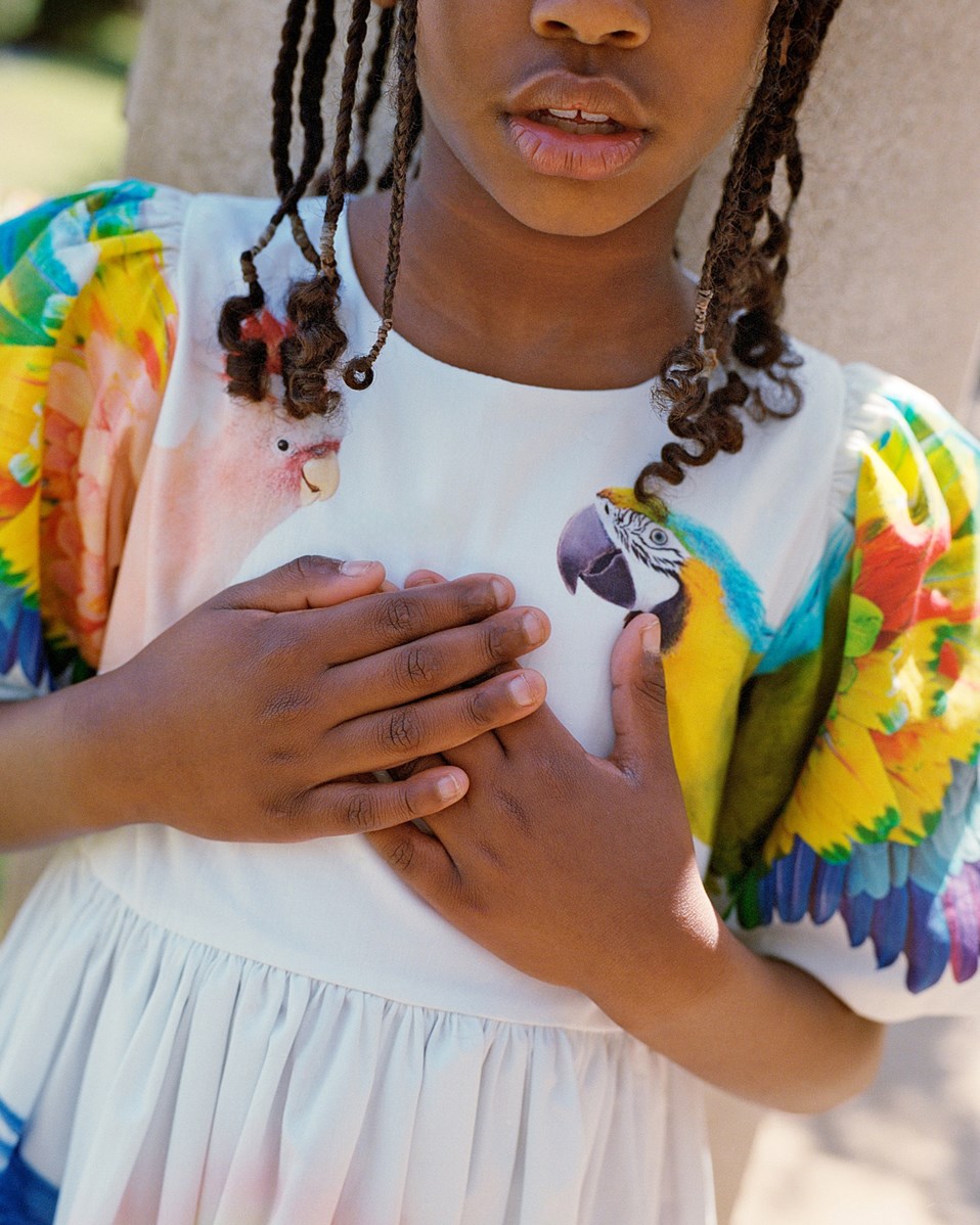 Chica - In The Jungle - Weißes knielanges Kleid für Kinder aus Öko-Baumwolle mit Puffärmeln und Rundhalsausschnitt.