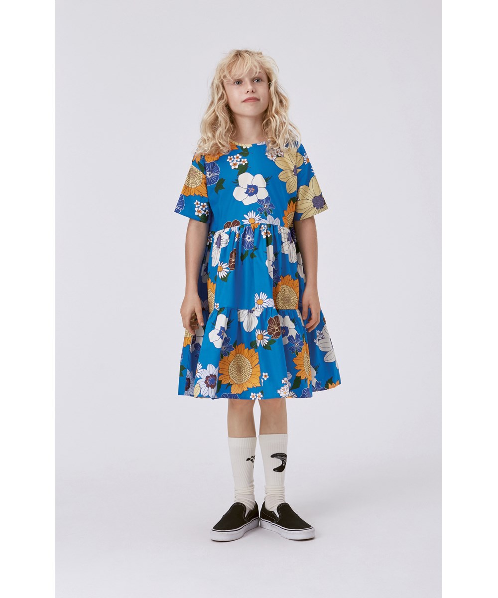 Chilla - Floral Retro - Blaues ökologisches knielanges Kleid mit Allover-Blumendruck