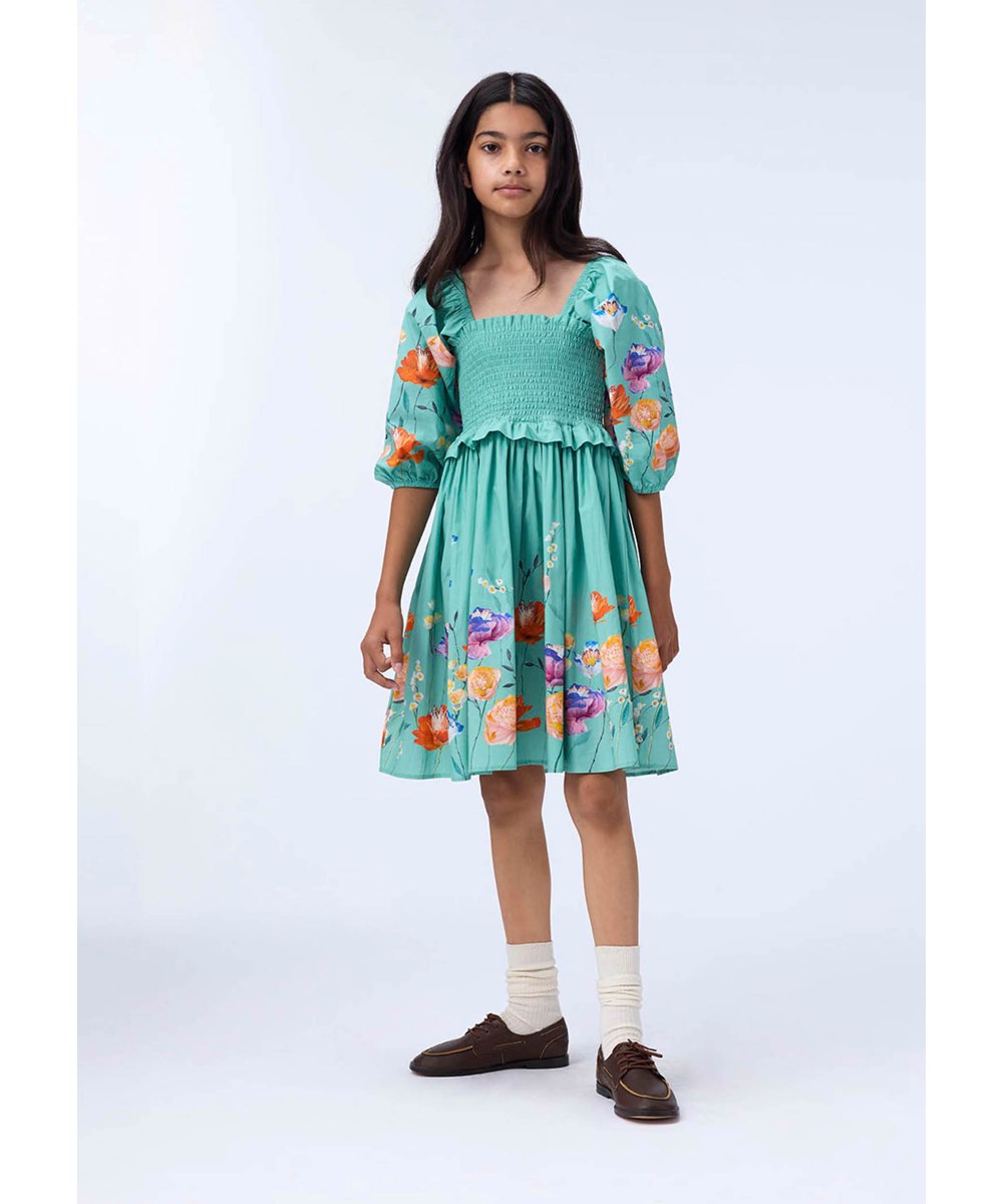 Chipie - Flower Garden - Grünes Kleid für Kinder aus Öko-Baumwollpopeline mit Blumenmuster.