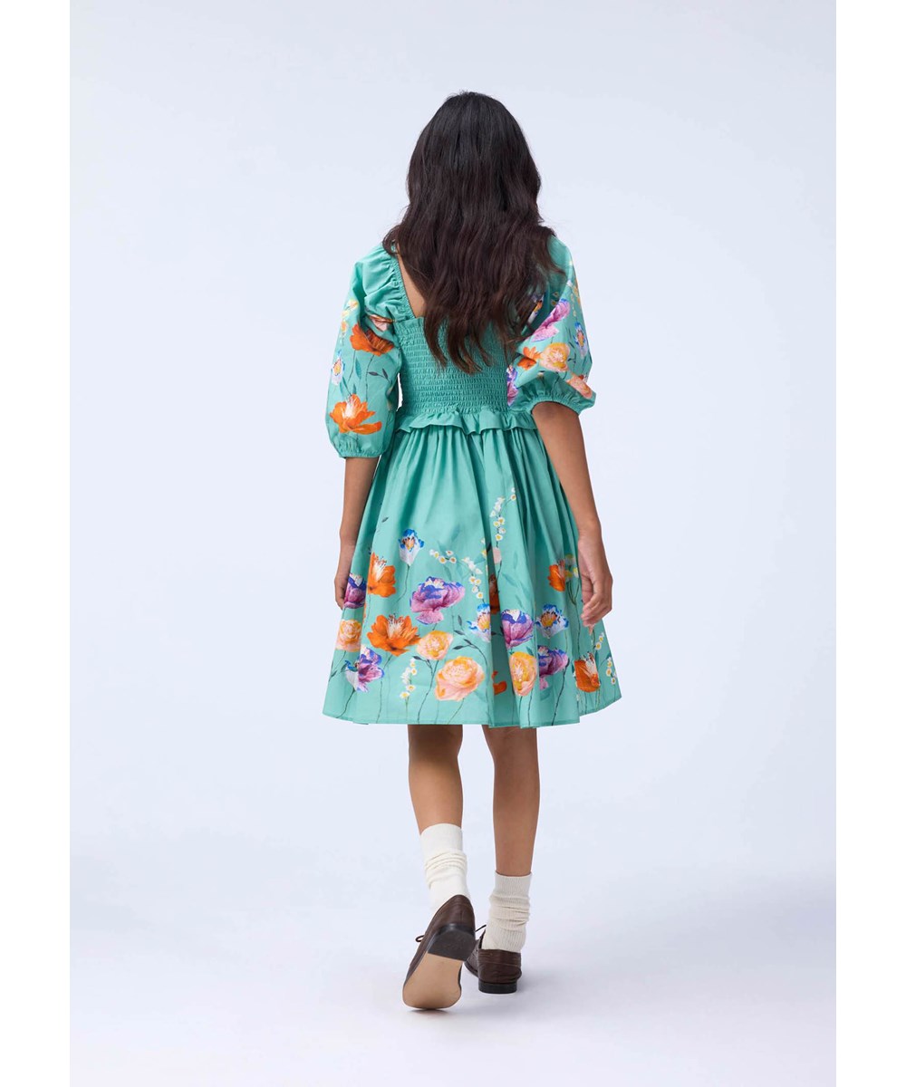 Chipie - Flower Garden - Grünes Kleid für Kinder aus Öko-Baumwollpopeline mit Blumenmuster.