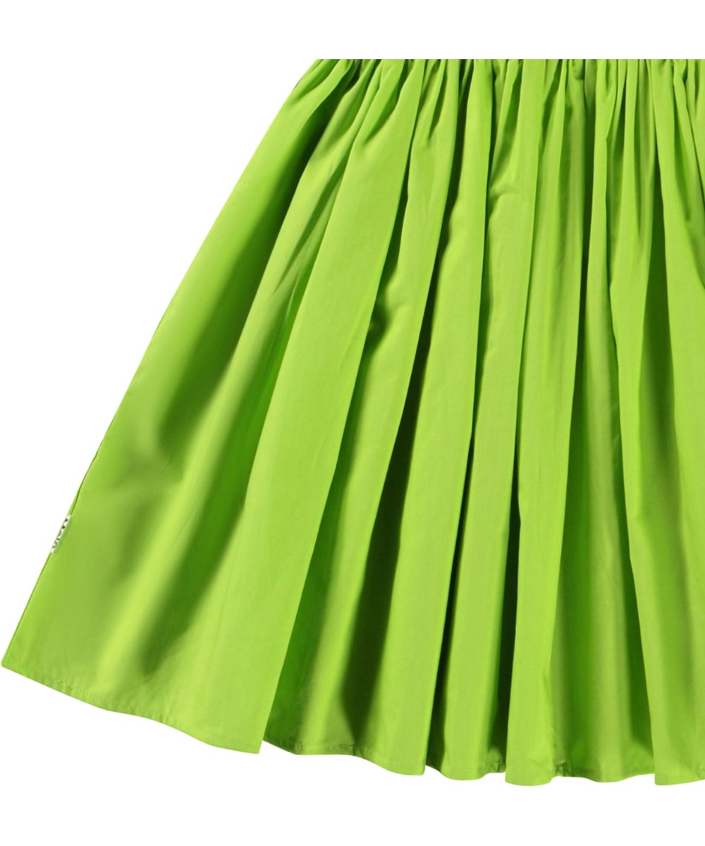 Chloey - Apple Green - Grünes One-Shoulder-Kleid aus Öko-Baumwolle mit einer breiten Popeline-Rüsche.