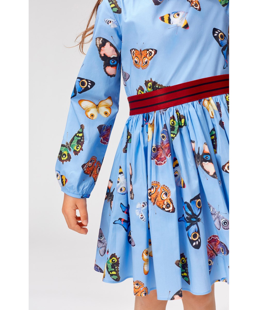 Christine - I See You - Hellblaues Öko-Kleid mit Schmetterlings-Print