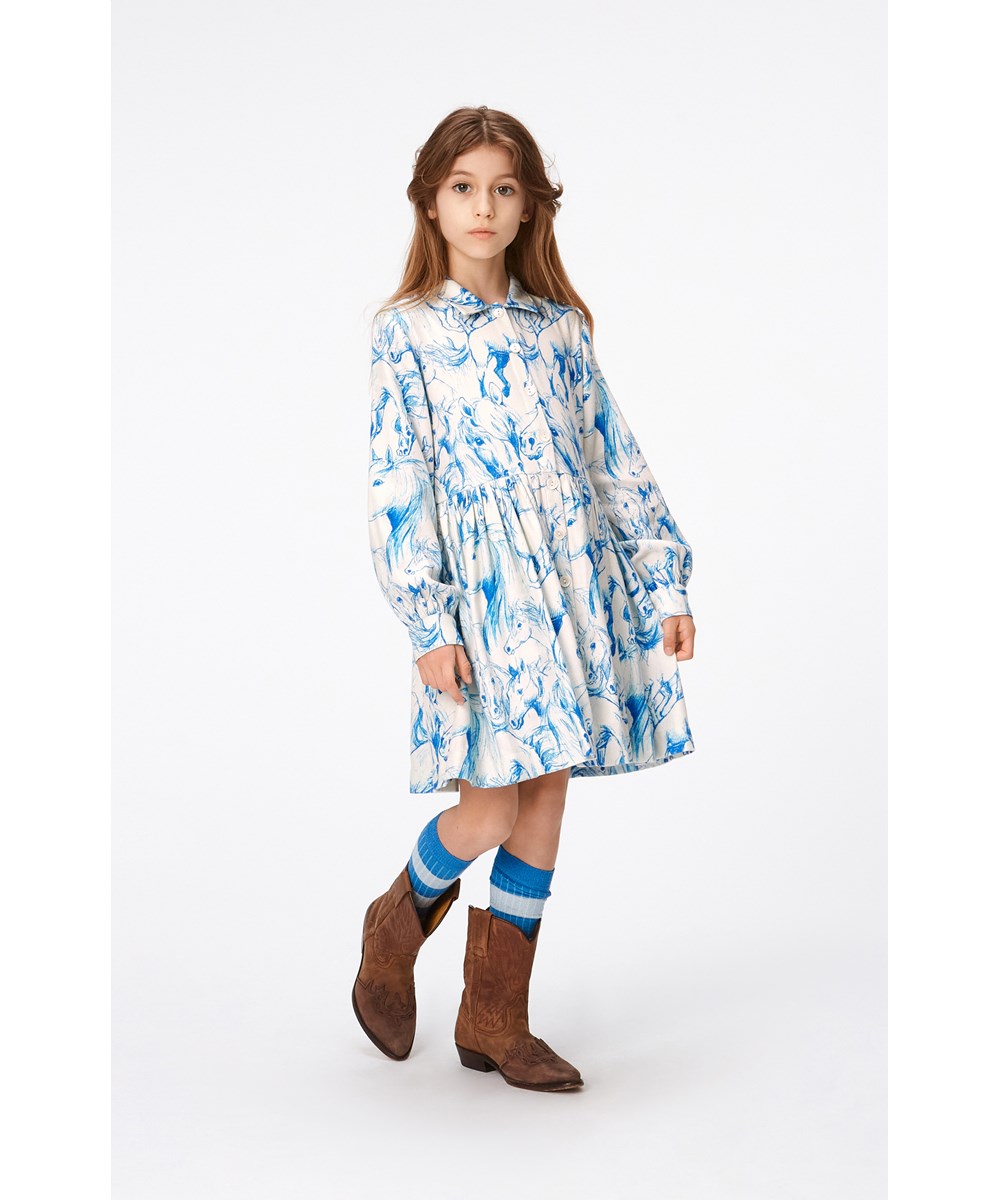 Christy - Blue Horses - Knielanges Kleid in gebrochenem Weiß mit blauem Allover-Pferdeprint