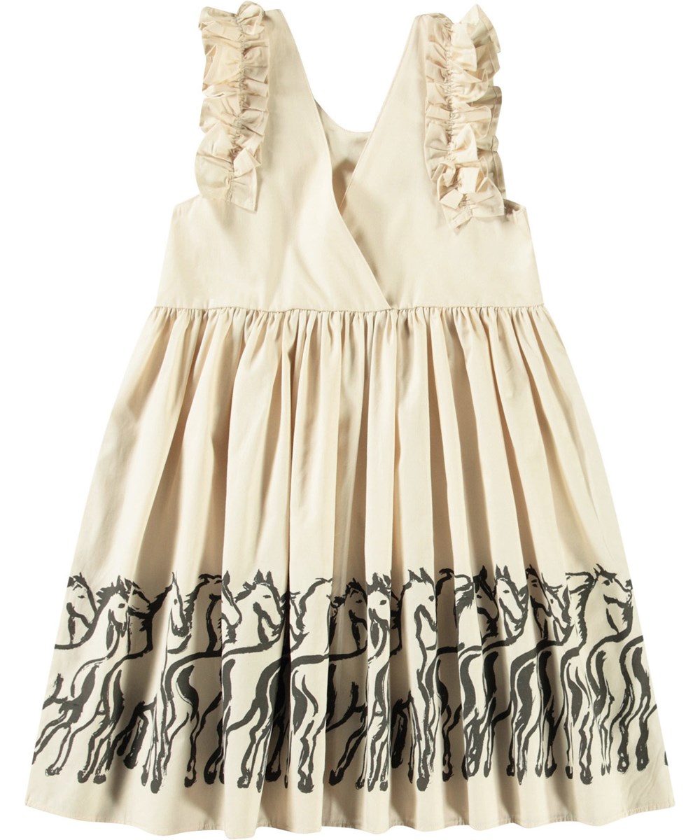 Cicely - Horse Border - Beiges knielanges Kleid für Kinder aus Öko-Baumwolle mit Rüschenbesatz an den Ärmelausschnitten.