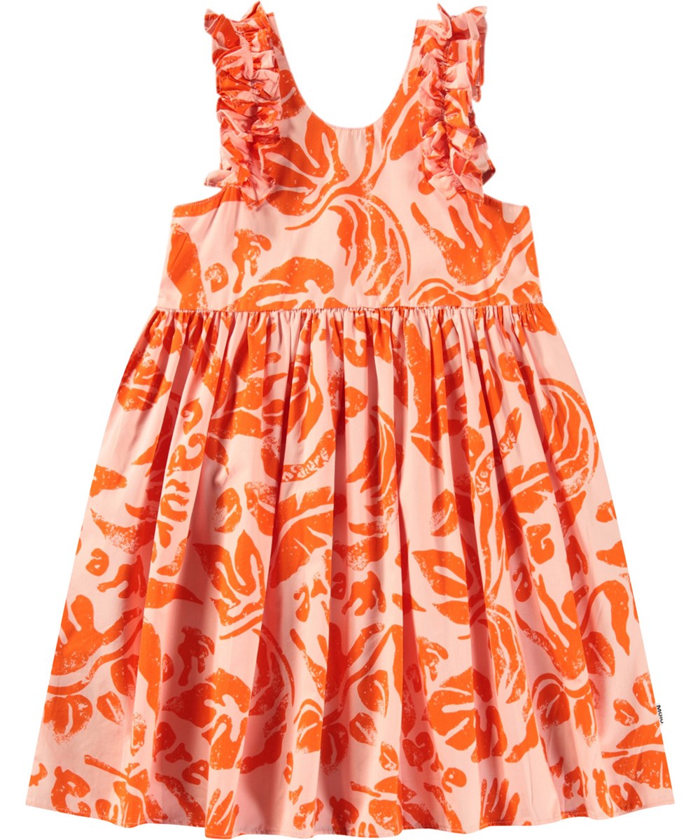 Cicely - Peachy Nature - Leichtes orangefarbenes knielanges Kleid für Kinder aus Öko-Baumwolle mit Rüschenbesatz an den Ärmelausschnitten.